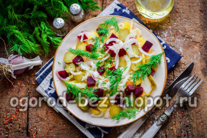 Salade campagnarde avec pommes de terre et cornichons