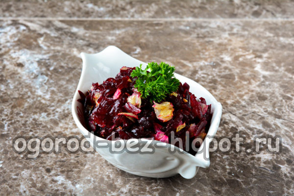 L'insalata di barbabietole con cipolle fritte è pronta