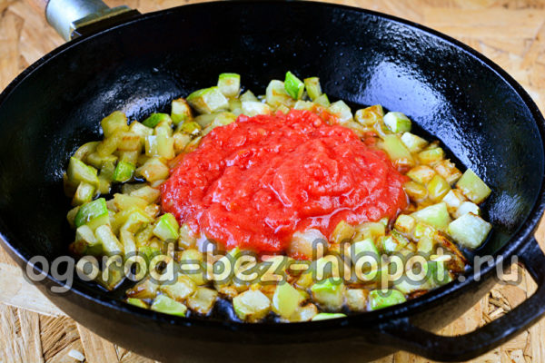 ajouter la tomate à la poêle