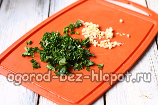 tritare le erbe aromatiche e l'aglio
