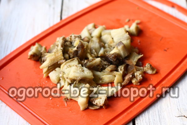 tagliare le melanzane a pezzi
