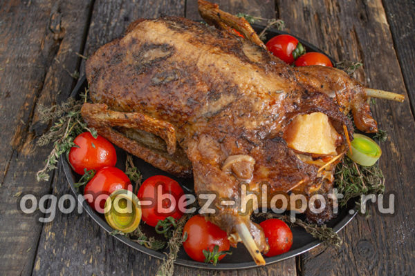 Coloca los tomates, el tomillo y los puerros en una bandeja para hornear