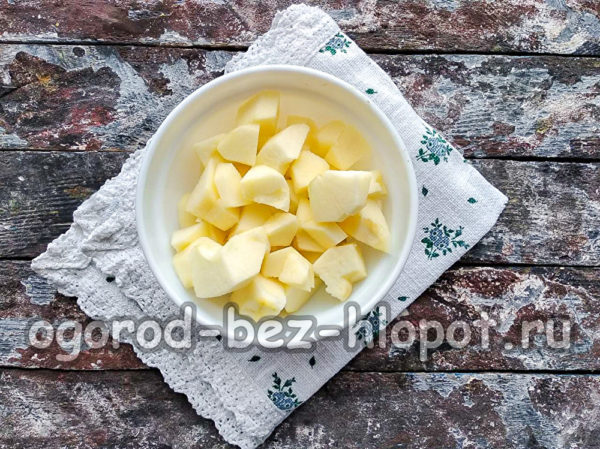 couper les pommes en morceaux