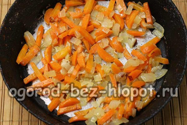 Zwiebeln und Karotten anbraten
