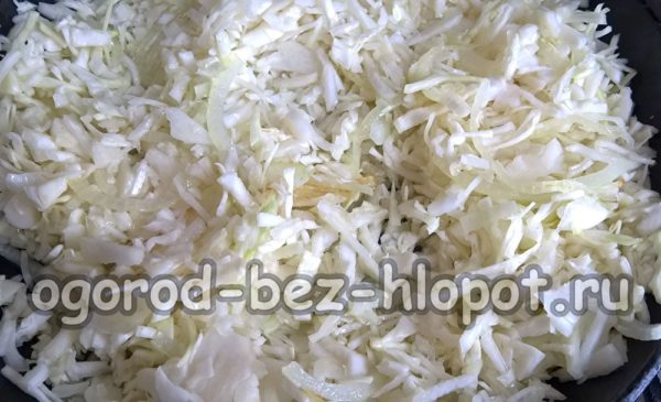 Den Kohl in die Bratpfanne geben.