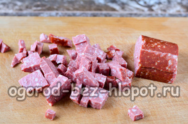 Die Wurst zerschneiden