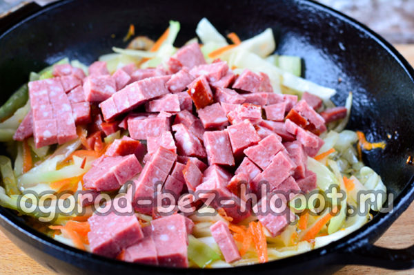 Wurst zum Kohl hinzufügen