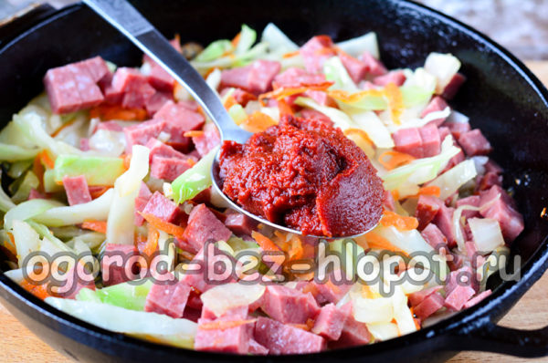 Tomatenmark hinzufügen