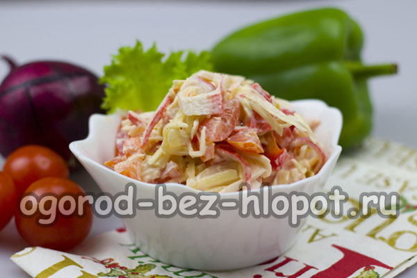 Mit Mayonnaise und Gewürzen würzen