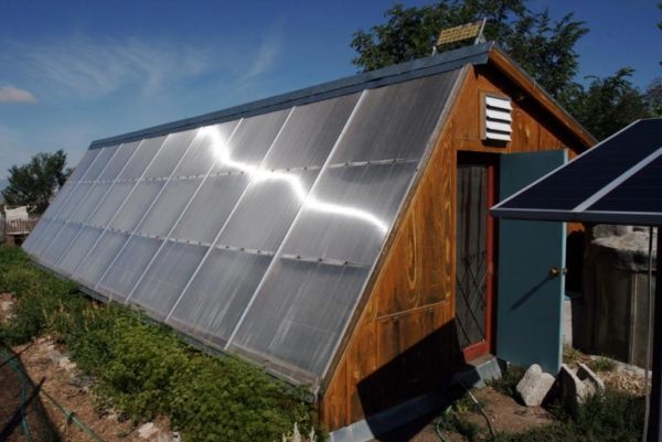 Beheizung eines Gewächshauses mit Solarpaneelen