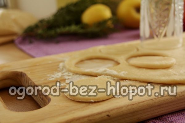 изрежете бисквитки с формичка за бисквитки