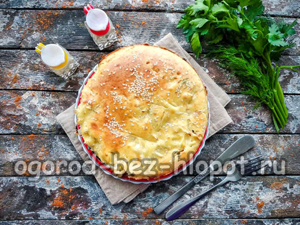 Den Kohlkuchen auf einen Teller legen.