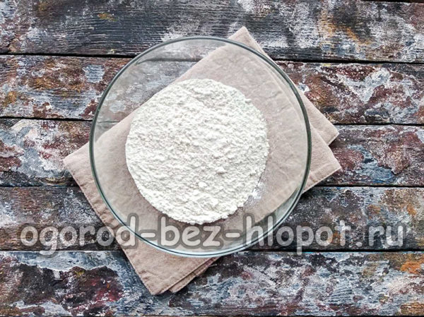 gesiebtes Mehl mit Backpulver