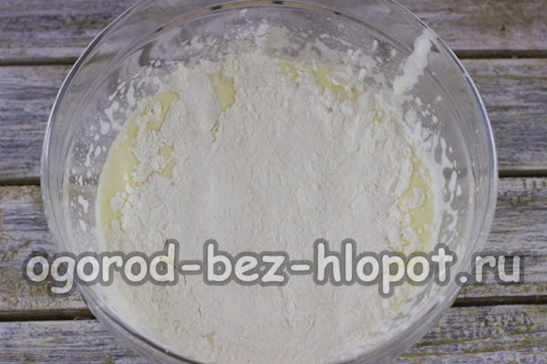 Mehl, Backpulver und Zimt hinzufügen