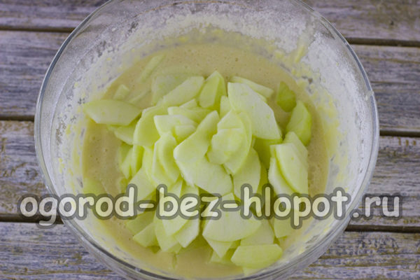 Die Äpfel in dünne Scheiben schneiden