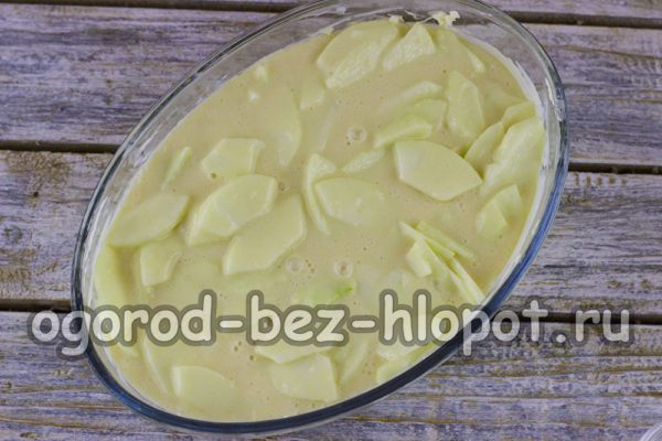 Den Teig mit den Äpfeln in die Pfanne geben.