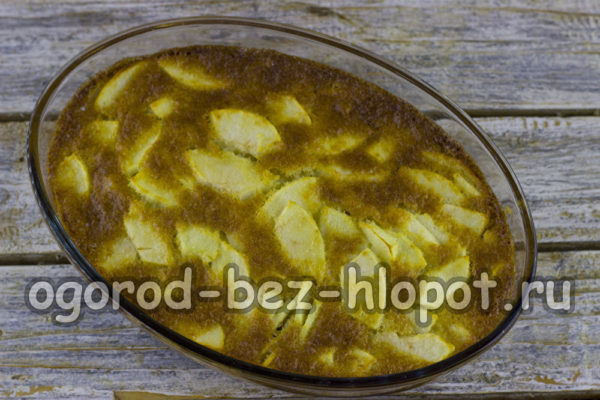 Den Kuchen aus dem Ofen nehmen