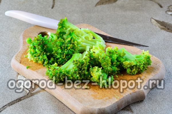 Brokkoli kochen und klein schneiden