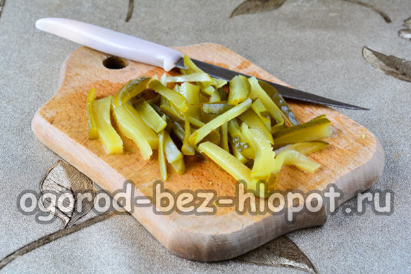 Gurken in Streifen schneiden
