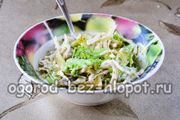Den Salat vermischen