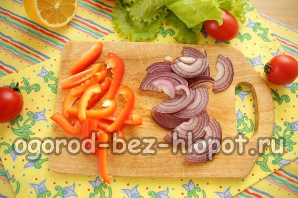 hachez le poivron et l'oignon