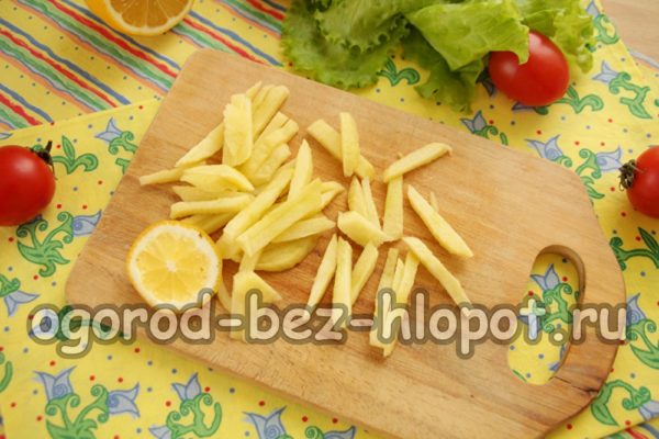 Coupez la pomme, arrosez-la de jus de citron