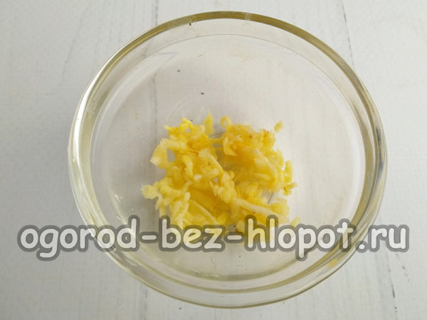 Den Knoblauch ausdrücken