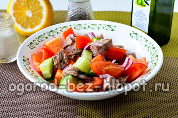 condire l'insalata con olio e succo di limone
