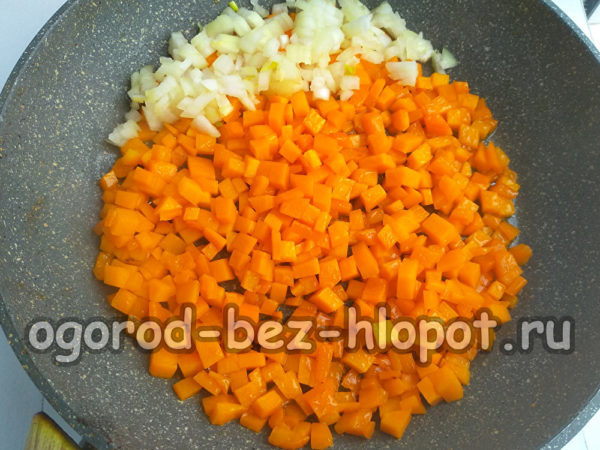 Kürbis mit Zwiebeln anbraten