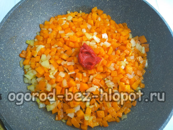 Tomatenmark, Salz und Pfeffer hinzufügen