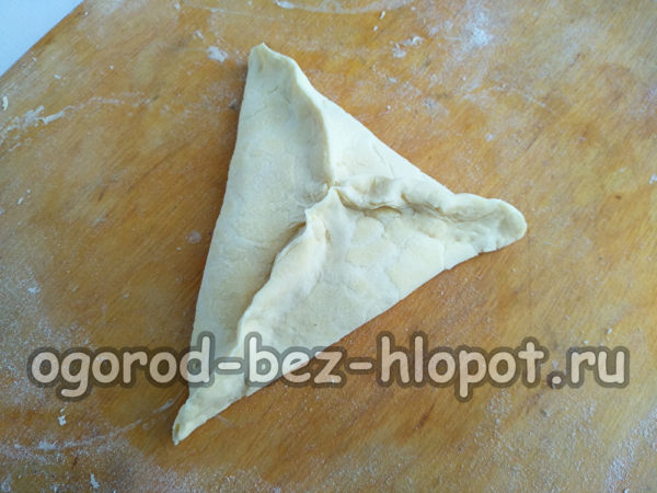 einen dreieckigen Kuchen formen