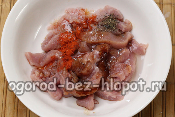 Corta la carne y marínala.