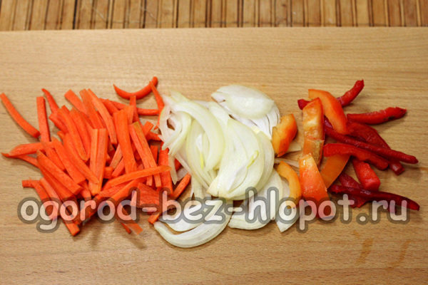 Pica las zanahorias, las cebollas y los pimientos.