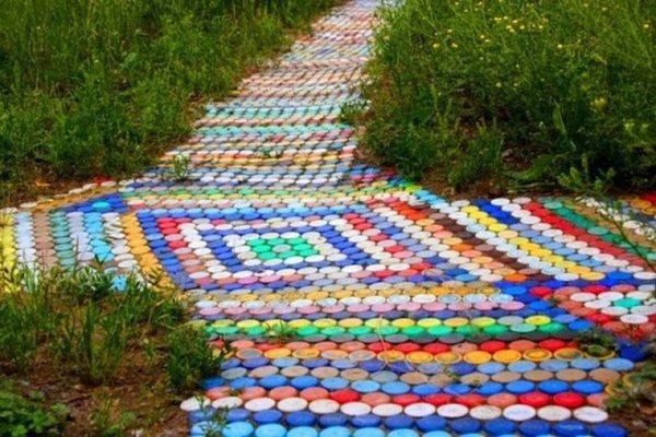 plastik kapaklardan yapılmış yol