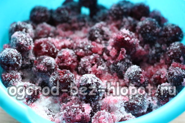Saupoudrer les cerises de sucre