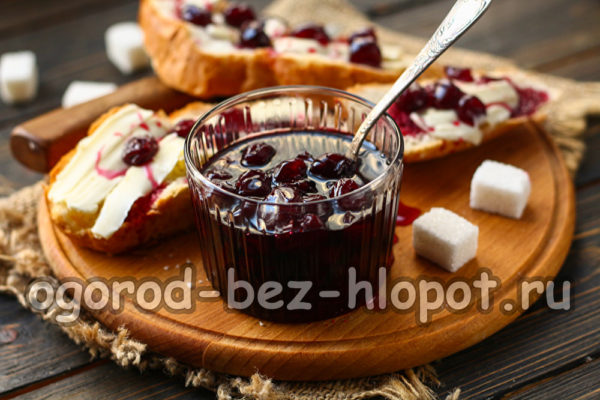 confiture de cerises prête à consommer avec noyaux