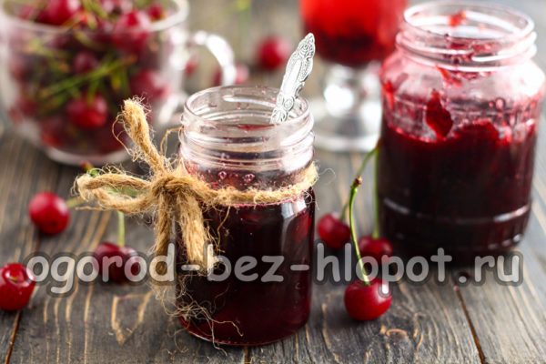 La confiture de cerises est prête.