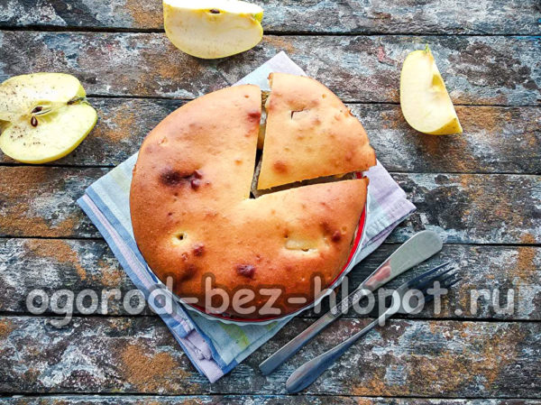 Der Apfelkuchen, der auf der Zunge zergeht, ist fertig.