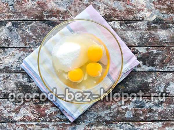 Eier mit Zucker vermischen