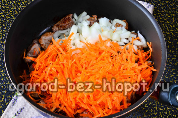 aggiungere cipolle e carote alla carne
