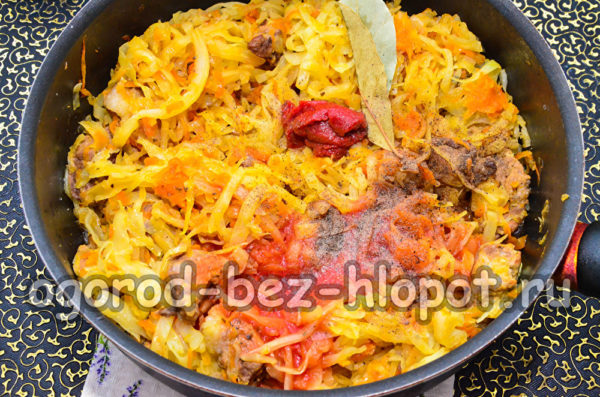 aggiungere pomodoro e spezie
