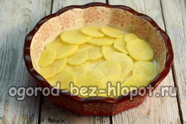 Déposez une couche de pommes de terre dans la poêle.