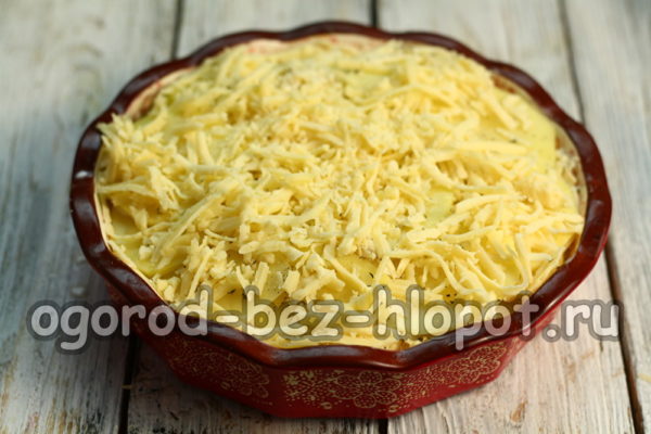 Saupoudrer de fromage, ajouter des morceaux de beurre