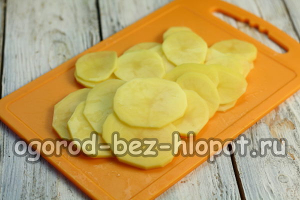 tranchez les pommes de terre en fines tranches.