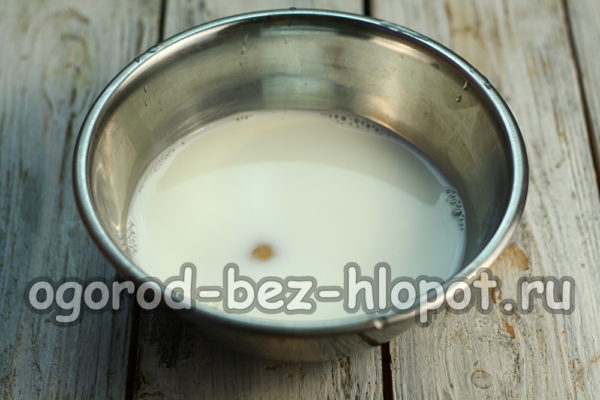 mélanger la crème avec l'œuf