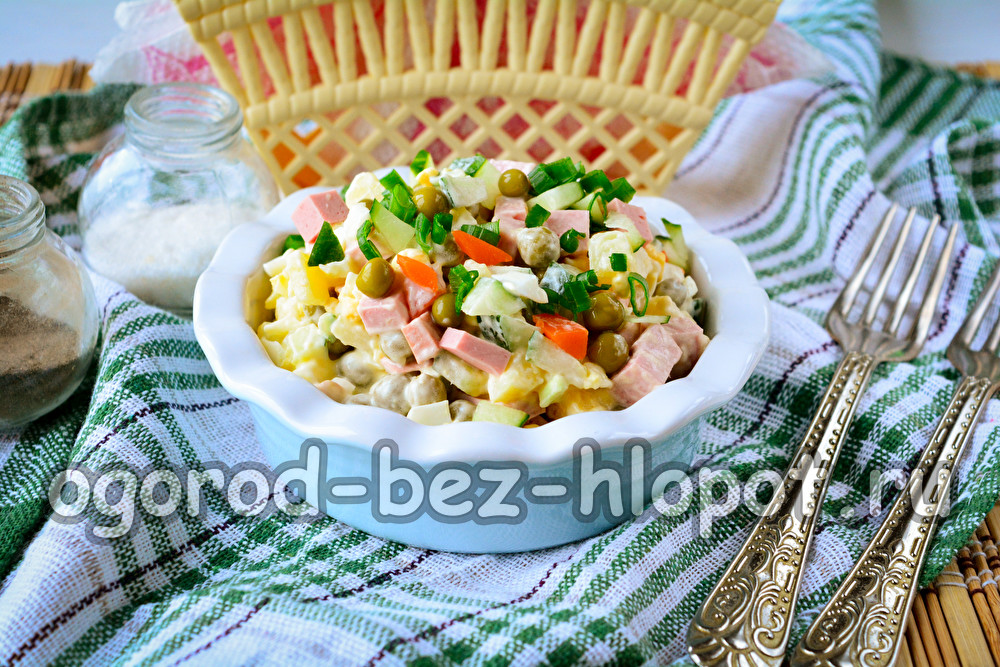 Salade Olivier avec saucisse et concombre frais