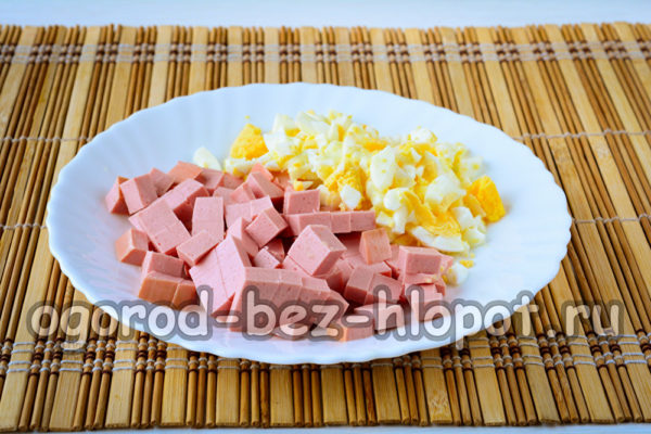couper la saucisse et les œufs