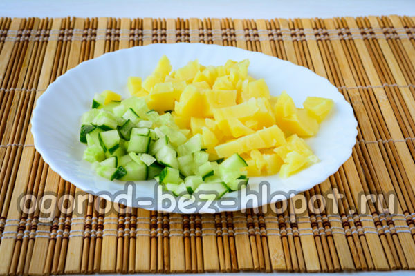 Coupez le concombre et les pommes de terre