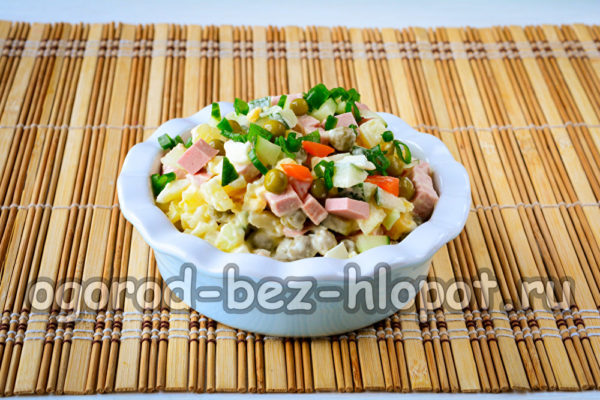 La salade Olivier avec concombre frais est prête.