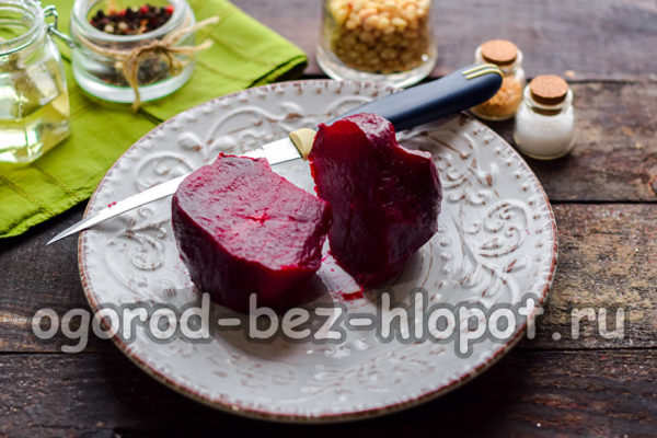 Faites bouillir et épluchez les betteraves